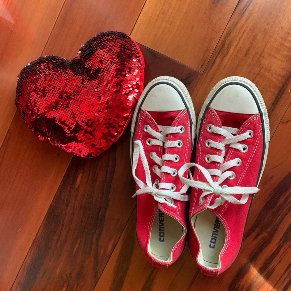 CONVERSE low tops | women’s 7.5 men’s 5.5